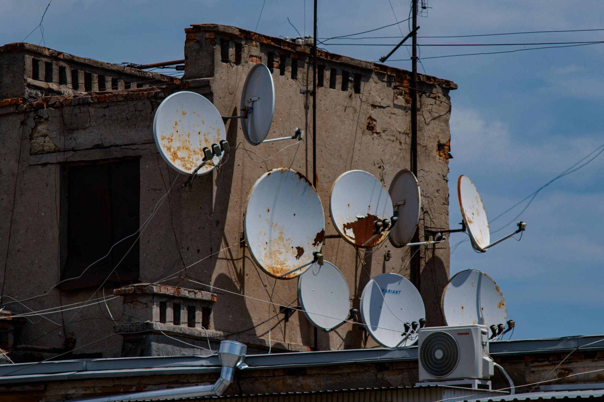 Eski binalarda paslı uydu antenleri.